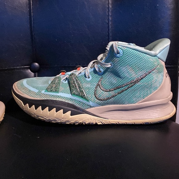 Men’s Kyries Size 8 - Picture 2 of 7